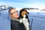 Alfred Moser posiert mit seinem Hund Ziro vor dem Rothenthurmer Hochmoor. (Bild: Charly Keiser/Neue SZ)