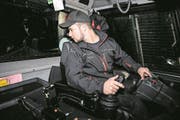 Reportage- unterwegs mit den Pistenbullys bei der Pistenpräparation im Sörenberg. Im Bild: Kilian Bucher fährt den sechsten Winter Pistenbully. Fotografiert am 15. Februar 2018 in Sörenberg. (Manuela Jans-Koch | LZ) (Bild: Manuela Jans-Koch (Sörenberg, 15. Februar 2018))