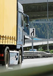 Ausländische Lastwagen dürfen innerhalb der Schweiz keine Transporte durchführen. Bild: Urs Flüeler/Keystone (Göschenen, 6. August 2008)