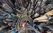 Buildering als Hobby, hier in Hongkong: Alexander Remnev: Need Adrenaline! 2014. (Bild: Fotomuseum Winterthur)