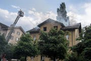 Die oberen beiden Stockwerke wurden durch das Feuer und Löschwasser stark beschädigt. (Bild: Nadia Schärli (Reussbühl, 23. Mai 2017))