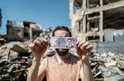 Auch ein Zeichen von Selbstbewusstsein: Baschar el Assads Konterfei ziert eine neue syrische Banknote. (Bild: Mohammed Badra/EPA (Duma, 9. Juli 2017))