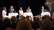 Manuela Weichelt, Peter Saxenhofer, Johanna Thommen, Moderatorin Monika Schärer, Beatrice Kronenberg und Heinz Merz (von links) diskutieren im Podiumsgespräch im Gemeindesaal. (Bild: Werner Schelbert (Baar, 18. Mai 2017))