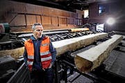 Valentin Stäheli, Leiter Rundholzeinkauf bei der Schilliger AG, steht vor schwierigen Zeiten. (Bild: Nadia Schärli / Neue LZ)