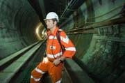 Oberbauleiter Stefan Gilchen in der West-Röhre des Gotthard-Basistunnel. (Bild Angel Sanchez/Neue UZ)