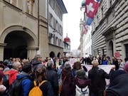 Rund 200 Personen versammelten sich am Montagmorgen vor dem Luzerner Regierungsgebäude (Bild: Ramona Geiger / luzernerzeitung.ch)