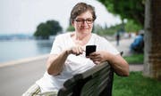 Rosa Kolm betreut die Facebook-Seite «Zuger helfen Zugern» meist von unterwegs aus. Dafür zückt sie ihr Handy. (Bild: Stefan Kaiser (Zug, 14. Juni 2017))