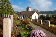 Der reformierte Friedhof bei der Kirche in Hüswil sucht im Kanton Luzern seinesgleichen. (Bild Philipp Schmidli)