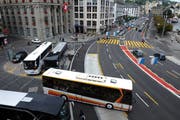 Auch beim Carcarplatz mussen die Werkleitungen saniert werden. Dank einer Pumpstation auf dem Platz vor der Credit Suisse kann die Bauzeit reduziert werden. (Bild: Maria Schmid / Neue LZ)