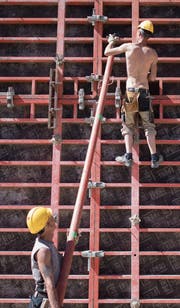 Bauarbeiter sollen 150 Franken mehr verdienen, fordert der Gewerkschaftsbund. (Bild: Benjamin Manser)