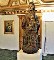 Sie ist das älteste Werk der Ausstellung: die 600 Jahre alte Skulptur «Anna Selbdritt». (Bild: Romano Cuonz (Stans, 10. März 2018))