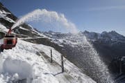 Seit heute Dienstag ist die Strasse für den Verkehr bis zum Sustenbrüggli geöffnet. (Bild: Urs Flüeler / Keystone (Sustenpass, 16. Mai 2017))