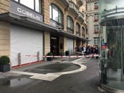 Absperrungen der Polizei vor dem Bijouterie-Geschäften am Schwanenplatz. (Bild: Sara Häusermann (Luzern, 10. September 2017))