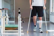 Die Einführung eines einheitlichen nationalen Tarifsystems für Leistungen der Rehabilitation hinkt dem Zeitplan hinterher. (Bild: Keystone)