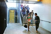 Passanten und Pendler sollen den Rotkreuzer Bahnhof künftig nicht mehr nur durch Unterführungen, sondern auch durch eine Überführung queren können.