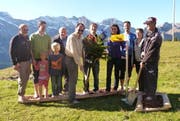 Sie vollführten am Samstag den symbolischen Spatenstich des Barfusswanderweges Ristis-Brunnihütte: (v.l.) Gregor Jakober (Aktuar Obwaldner Wanderwege), Thomas Infanger (Hotel Engelberg) mit Kinder, Urs Wallimann (Präsident Obwaldner Wanderwege), Rolf Walther (Vorstand Verein Brunni-Freunde), Thomas Küng (Geschäftsführer Brunni-Bahnen Engelberg AG), Karin Schärer-Meierhans (Verwaltungsrätin Brunni-Bahnen Engelberg AG), Michael Roschi (Geschäftsleiter Schweizer Wanderwege), Rosmarie und Eduard Hurschler (Alpgenossenschaft Engelberg). (Bild: pd / Brunni-Bahnen)