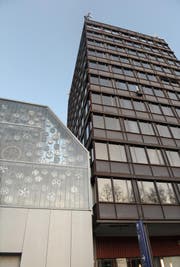 Blick auf das Hochhaus, das saniert werden muss. (Bild: Nadia Schärli /Neue LZ)