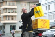 Bei Steg bestellt, gleichentags durch den Luzerner Pizza-Blitz ausgeliefert: Marcel Fuchs bringt die Onlinebestellung mit dem Motorrad an die Haustüre. (Bild: Boris Bürgisser)