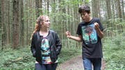 Aus dem Film (von oben): Thomas (Yannic Berchtold) vertraut seine Sorgen Jessica (Ronja Studer) an,... (Bild: PD)