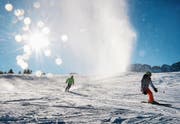 In diesen Tagen locken Wetter und Ferien viele Skifahrer auf die Pisten. (Symbolbild: Jean-Christophe Bott/Keystone)