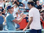 Handschlag nach dem Duell: Peter Polansky (links) war für Roger Federer kein Gradmesser. Der Schweizer setzte sich in nur gerade 53 Minuten durch. (Bild: Paul Chiasson/AP (Montreal, 9. August 2017))