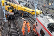 Experten der SBB bei der Bergung des entgleisten Zuges. (Bild: René Meier / Luzernerzeitung.ch)