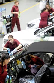 Mitarbeiterinnen des Car Logistics Center von Galliker reinigen Neuwagen.