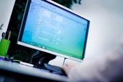 Gut zu erkennen: die Eingabemaske für die neue Software auf einem Bildschirm bei der Stadtzuger Einwohnerkontrolle. (Bild Stefan Kaiser)