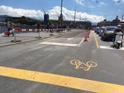 Die rechte Fahrspur ist für den Verkehr gesperrt. (Bild: Sara Häusermann)