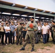 Fidel Castro beim Baseball-Spielen in Mexiko. Bild: Jesus Diaz/AP (Mexiko-Stadt, 26. Juli 1964)