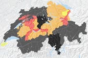 Die Waldbrandgefahrenkarte Stand Donnerstagmittag 13 Uhr. Gelb: Mässige Gefahr (Stufe 2), Orange: erhebliche Gefahr (Stufe 3). Rot: Grosse Gefahr (Stufe 4), Dunkelrot: Sehr grosse Gefahr (Stufe 5). Hellschwarz: Feuerverbot im Wald. Dunkelschwarz: Totales Feuerverbot. (Bild: Grafik: Bundesamt für Umwelt.)