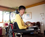 Ihr Geist ist hellwach, aber grosse Teile des Körpers reagieren nicht: Liliane Wyss in ihrer Wohnung. (Bild: Nadia Schärli (Dagmersellen, 19. Oktober))