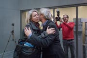 Stadtrat Adrian Borgula gratuliert der neugewählten Franziska Bitzi Staub. (Bild: Pius Amrein)