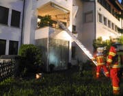 Die Feuerwehr beim Rettungseinsatz in Altendorf. (Bild: Kantonspolizei Schwyz)