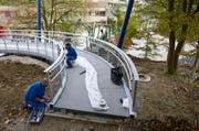 Endspurt bei den Bauarbeiten für den Rodten Park - im Bild der Baumwipfelweg, der befahren werden kann. (Bild: Emanuel Ammon)