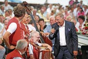Kurt Zurfluh bei seinem letzten Auftritt 2012 als Moderator der Sendung «Hopp de Bäse» in Weggis (Bild: Philipp Schmidli (Neue Luzerner Zeitung))