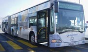 Eine zerbrochene Scheibe zeugt von der Kollision dieses Linienbusses der zvb mit einem Auto. (Bild: Zuger Polizei)