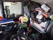 Von der Gefährdung anderer Verkehrsteilnehmer einmal abgesehen: Ob sich der Chauffeur des Sattelschleppers in dieser Fahrerkabine wirklich wohlgefühlt hat? (Bild: Kapo Uri)