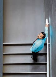 Chamira Nilanga Samarasinghe (45) im Treppenhaus der Uni Luzern. (Bild: Jakob Ineichen (Luzern, 28. Juli 2017))