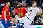 Einer der Krienser Spieler im Dress der Nationalmannschaft: der 23-jährige Kreisläufer Fabio Baviera (in Weiss), hier in einem Länderspiel gegen Spanien. (Bild: Keystone/Laurent Gillieron)