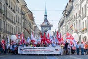 Während auf Arbeitgeberseite die Anhebung des Rentenalters auf 67 Jahre und die Berufstätigkeit darüber hinaus favorisiert werden, protestierten gestern in Bern Tausende gegen den Rentenabbau. (Bild: Keystone/Anthony Anex)