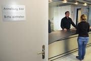 Stellensuchende im RAV. (Symbolbild Boris Bürgisser/Neue LZ)