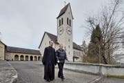 Der serbisch-orthodoxe Pfarrer Dragan Stanojevic (links) mit Kirchgemeindepräsident Peter Kaufmann vor der Kirche St. Josef am Tag des Verkaufsentscheids. (Bild: Pius Amrein (Perlen, 24. Januar 2016))