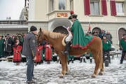 Um Punkt 11 Uhr reitet der Hirsmändigsbote, hier in der Person von FDP-Kantonsrat Guido Bucher, auf dem Dorfplatz ein. (Bild: Dominik Wunderli (Flühli, 12. Februar 2018))