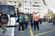 Asiatische Touristen auf dem Carparkplatz beim Löwenplatz. Bild: Corinne Glanzmann (Luzern, 18. Mai 2016)