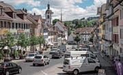 Verkehr im Städtchen Beromünster: Die geplanten Umfahrungen können als Kantonsstrassen geführt werden. (Bild: Pius Amrein (28. Juni 2017))
