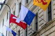 Fahnen wehen vor dem Luzerner Regierungsgebäude. (Bild: Keystone)