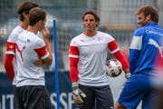 Zeigt sich dieser Tage gut gelaunt und zuversichtlich: Yann Sommer (Zweiter von rechts) geniesst wie hier beim Training in Freienbach die Zeit bei der Nati - fernab seines im Tabellenkeller steckenden Klubs Mönchengladbach. (Bild: Freshfocus/Andy Müller)