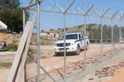 Der Hotspot auf Kos ist noch nicht fertig gebaut. Der Stacheldrahtzaun steht aber schon. (Bild: Dominik Weingartner / Neue LZ)