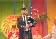 Der Muotathaler Rolf Heinzer spielte an der Reichsversammlung Dudelsack. (Bild Bert Schnüriger/Neue SZ)